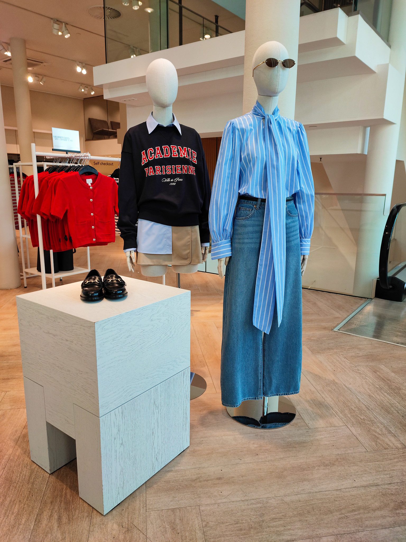 Preppy Blue mannequins, Académie sweat and denim