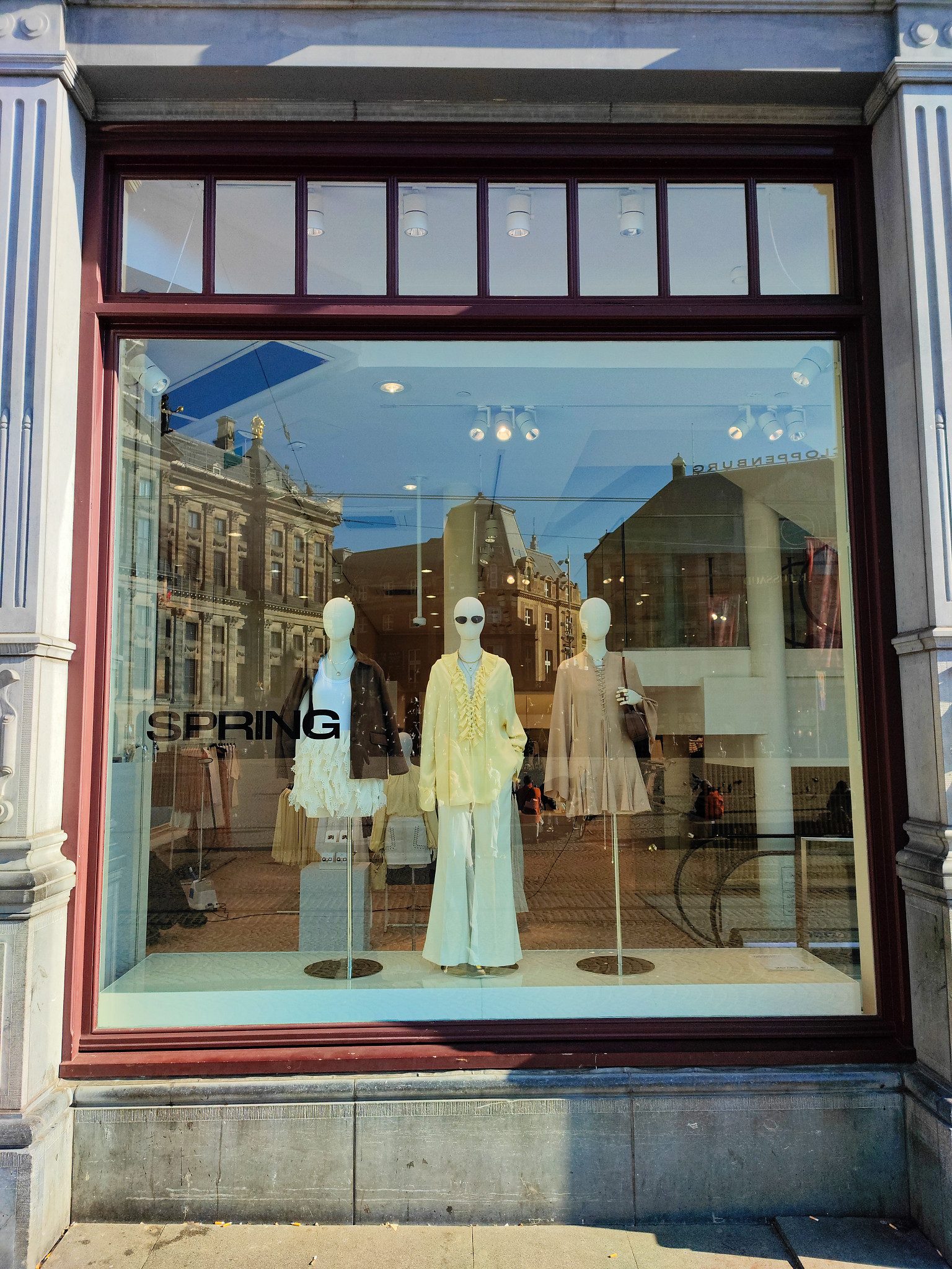 Spring Jaune window from the street, yellow tones