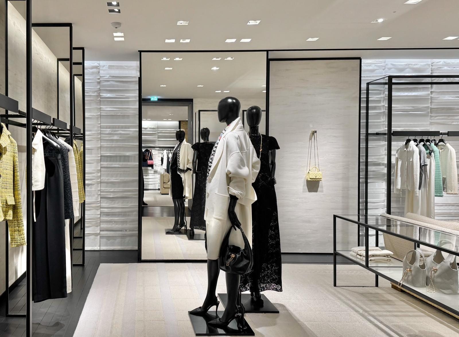 Chanel Amsterdam boutique, vitrine alignment