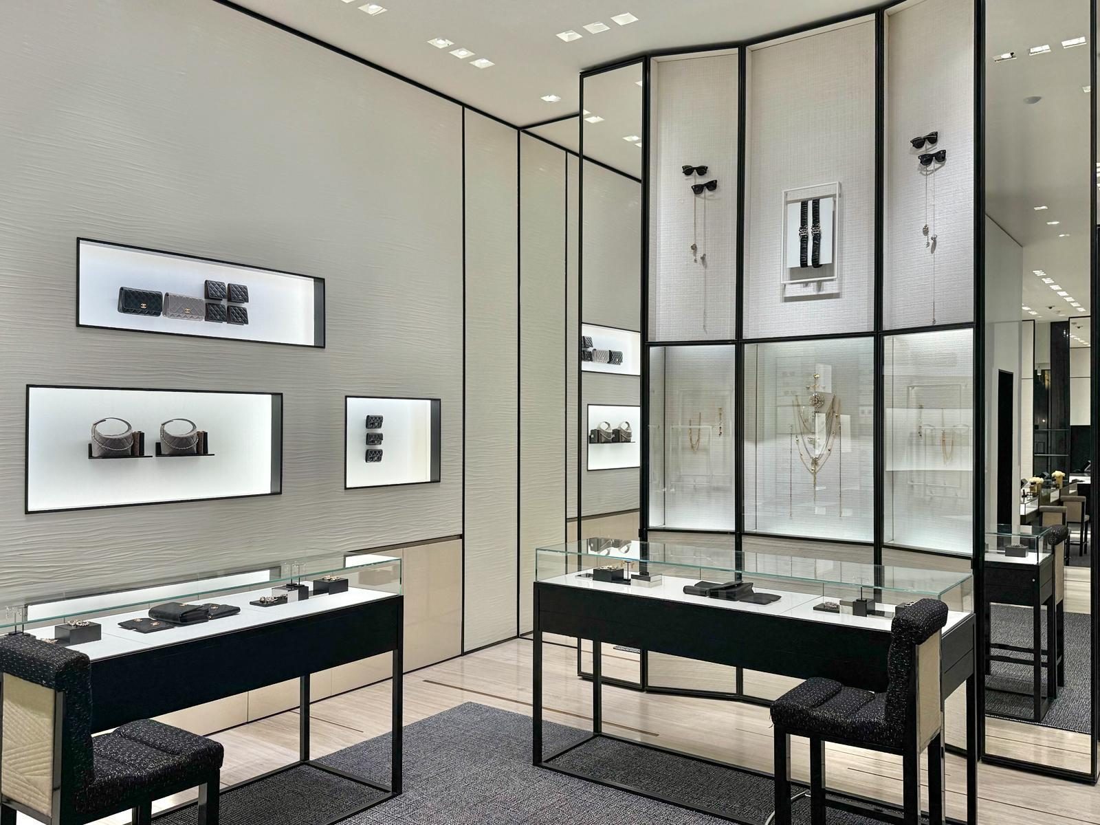 Chanel Amsterdam boutique, closing arrangement